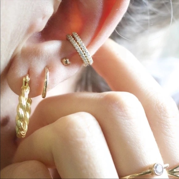 New Gorgeous Yellow Gold Plated Hoop Earrings - Picture 3 of 4